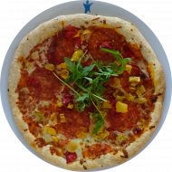 Pizza 'Calabrese Piccante' mit scharfer Calabrese-Salami, würzigen roten und grünen Peperoni's sowie Mozzarella Käse auf Kräuter-Tomatensoße (3,19,51,81) 