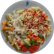 Pastabar (81) mit Soja-Gemüse-Sugo (3,18,21,81) oder Bärlauch-Pesto-Soße (15,19,20,71,81) dazu geriebener Gouda (19) oder Reiberei (1,2) und buntes Gemüse