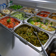 Jetzt haben wir den Salat! Bedient Euch aus unserer reichhaltig und abwechsungsreich gefüllten Salatbar. Bei uns findet Ihr eine Vielzahl von losen und angemachten Salaten, Dressings, Saaten und kleinen herzhaften Hähnchen. Lasst es Euch schmecken.