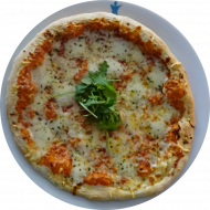 Pizza 'Quattro Formaggi' mit Tomatensoße dazu würziger Emmentaler-, Provolone-, Blauschimmel- und Mozzarella-Käse (19,81) 