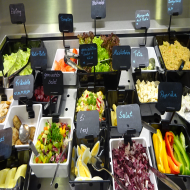  Jetzt haben wir den Salat!Bedienen Sie sich aus unserer reichhaltig und abwechsungsreich gefüllten Salatbar. Bei uns finden Sie eine Vielzahl von losen und angemachten Salaten und Dressings. Lassen Sie es sich schmecken.