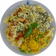 Pastabar (81) mit Spinat-Gorgonzola-Soße (19,81) oder Tomaten-Zucchini-Soße (81) dazu geriebener Gouda oder Reiberei (1,2,19) und Gemüsecouscous (21,81)