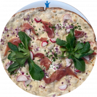 Es erwartet Euch ein vielfältiges Angebot an Pizzen, Pinsen, Calzonen, Flammkuchen & Co. Heutige Tagesempfehlung: Flammkuchen mit Sauerrahm, Serranoschinken und Radieschen (2,3,19,51,81)