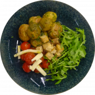 'Pesto Potatoe Bowl' mit Räuchertofu, Drillingen, Tomaten und Mozzarella (15,18,19,81)