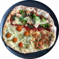 Es erwartet Euch ein vielfältiges Angebot an Pizzen, Pinsen, Calzonen, Flammkuchen & Co. Heutige Tagesempfehlung: Pizza 'Gyros' mit Schweinegyros, Zwiebeln, buntem Paprika und Hirtenkäse (19,49,51,81)