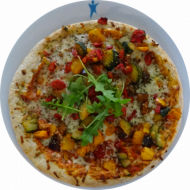 Pizza 'Ratatouille' mit gegrillter Aubergine, Paprika, Zucchini und Reibekäse (19,81) oder vegane Reiberei (1,2)