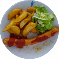 Grillwurst (1,2,3,8,46,51) mit Paprika-Letschosoße (3,9,22) dazu Kartoffelspalten und Garnitur