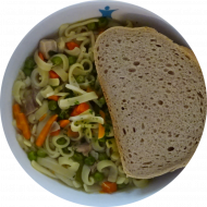 Nudeleintopf mit Geflügelfleisch, Möhren, Erbsen und Petersilie (3,21,81) dazu Roggenmischbrot (81,82,83)