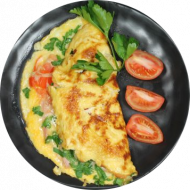 Eieromelette gefüllt mit gebratenen Kartoffeln, Wurst und Zwiebeln (1,2,3,8,51,53,15)
