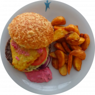 Die Empfehlung des Tages: Raclette-Burger mit saftigem Rindfleisch, Rösti, Eisbergsalat, Tomate, Zwiebeln und Waldbeerenmayonnaise (2,9,15,19,22,52,81,83) dazu knusprige Kartoffelspalten