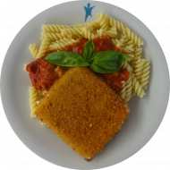 Hausgemachtes Käseschnitzel (15,19,81) mit Tomatensoße 'Napoli' (81) und Spirelli (81) dazu 1 kleiner Gurken-Mais-Salat