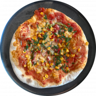 Aus dem vielfältigen Cafete⁵⁵-Angebot als heutige Empfehlung: Pizza Milano mit Tomaten, Mais, Paprikastreifen und Käse (9,19,81)