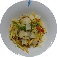 Maccheroni mit geräuchertem Mett, Tomaten, Weißwein und frischen Kräutern (19,24,44,47,51,81)