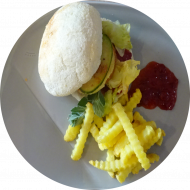 Aus dem vielfältigen Cafete⁵⁵-Angebot als heutige Empfehlung: Camembertburger mit Ananas, fruchtige Soße, Salat und Röstzwiebeln (18,19,21,81,82,83,84,85,86) dazu als Menüoption: verschiedene Pommes Spezialitäten