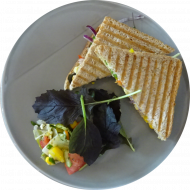 Thunfisch-Käse-Sandwich mit Mais, roter Zwiebel, Mayonnaise und Paprika (9,15,16,19,81) und Salatgarnitur