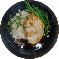 Hähnchen Bowl mit Reis,Gemüsebulgur, grünen Bohnen, geröstetem Sesam und Honig-Sojasauce (3,18,23,48,54,81) oder vegetarisch mit einem Blumenkohl-Knusperschnitzel
