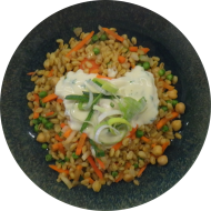 Zartweizen-Pfanne mit buntem Gemüse und Kichererbsen (21,81) an Kresse-Soja-Dip (3,18)