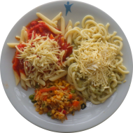 Pastabar (81) mit Tomatensoße 'Mailänder Art' mit Salamiwürfel (1,2,3,51,81) oder Brokkolisoße mit gerösteten Mandelsplittern (71,81) dazu geriebener Gouda (19) oder Reiberei (1,2)) und buntes Gemüse