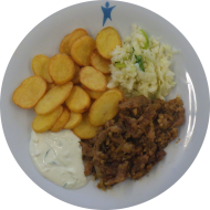 Schweinegeschnetzeltes Gyros Art (49,51,81) an hausgemachtem Zaziki (19,49) und Kartoffel-Chips dazu kleiner Weißkrautsalat mit Lauchröllchen