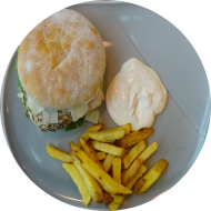 Es erwartet Euch ein vielfältiges Angebot an Burgern, Sandwiches und Hot Dogs. Heutige Tagesempfehlung: Burger 'Ceasar's Chicken' mit gebratener Hähnchenbrust, Römersalat und Hartkäse (1,9,15,19,22,47,49,54,81,82) dazu als Menü verschiedene Pommes
