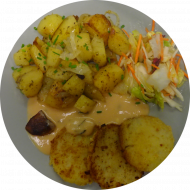 Kohlrabischnitzel (3,21,81) an 'Sauce Choron' (15,19,21,24,44) dazu Bratkartoffeln und Salatgarnitur