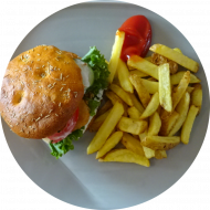 Aus dem vielfältigen Cafete⁵⁵-Angebot als heutige Empfehlung: Schnitzel Burger Argos mit Zaziki, Tomate, Gurke und Hirtenkäse (19,49,81,83) dazu als Menüoption verschiedene Pommes Spezialitäten