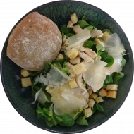 Woche der Gesundheit! Feldsalat mit Honig-Senf-Dressing,Croutons und gehobeltem Hartkäse dazu gebratene Hähnchenstreifen (3,19,22,24,47,48,54,81) dazu ein Roggenbrötchen
