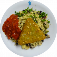 Brokkoli-Nuss-Ecke (21,71,72,81,84) oder 2 Rote Bete Puffer (81) dazu Bohnen-Quinoa-Couscous (3,81) und Salsadip (9)