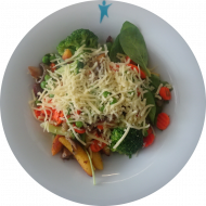 Schupfnudelpfanne mit Pilzen, Gemüse und Sonnenblumenkernen (15,19,81) dazu Meerrettich-Dip (3,19,24)