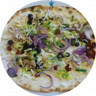 Tarte-flambee-Cote d'Azur - Flammkuchen mit Schmand, Lauch, Zwiebeln, Oliven, Pilzen und Zucchini (3,6,19,24,81)