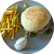 Burger 'Pulled Salmon' mit Apfel-Fenchel-Salat und Dijon-Majonnaise (3,9,15,16,22,23,24,56,81,82,83,84) dazu als Menüoption verschiedene Pommes Spezialitäten