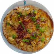 Kanadische Hähnchenpizza mit Creme fraiche, roter Zwiebel, Frühlingslauch, Cranberries und Käse (19,54,81)