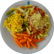 Pastabar (81) mit Spinat-Gorgonzola-Soße (19,81) oder Tomaten-Zucchini-Soße (81) dazu geriebener Gouda oder Reiberei (1,2,19) und Fingermöhrchen