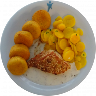 Hähnchenbrust mit Sesam-Pfeffer-Kruste (23,54,81) an Frischkäse-Kräuter-Soße (19,81) und gelben Karotten dazu gebackene Macairekartoffeln (81)