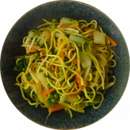'Bami Goreng' mit Bratnudeln, Chinakohl, Sojasprossen, Gemüse und Sherry (2,18,24,44,49,81) und Chili Creme Flying Goose (1,2,3,4,18,22)
