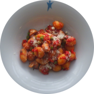 Kleine Portion: Gebratene Gnocchis mit frischen Champignons, buntem Gemüse, Tomaten und geriebenem Hartkäse (15,19)