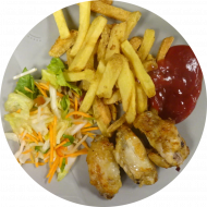 Gebackene Chicken Wings (54,81) mit BBQ-Dip (9,21) dazu Rustico Frites (81) und Salatgarnitur