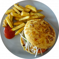 Sie können aus 6 verschiedenen Burgervariationen wählen. Heutige Tagesempfehlung: Burger Asia Style mit Rindfleisch, Käse, eingelegtem Gemüse und Tonkatsu Soße (1,2,5,18,19,21,22,23,24, 44,49,52,81,83)