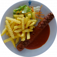Grillido-Currywurst an fruchtiger Currysoße (1,9,11) dazu Pommes frites und Salatgarnitur