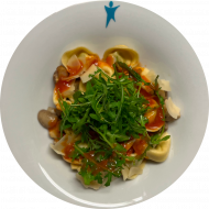 Tomaten-Tortellini-Pfanne mit Rucola, Champignons und Zwiebeln getoppt mit Hartkäsespänen (2,15,19,47,81)