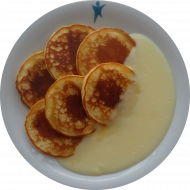 6 Pancakes mit Puderzucker und Ahornsirup (15,19,81) an Vanille-Soße (19)