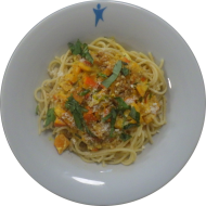 Spaghetti mit Kürbis-Frischkäsesoße, Walnüssen und frischem Salbei (15,19,73,81) dazu geriebener Hartkäse (15,19)