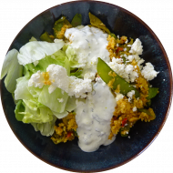 Bulgur-Bowl mit Erbsen, Zuckerschoten,Eisbergsalat, Minzjoghurt und Hirtenkäse (19,81)