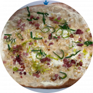 Sie können aus 5 verschiedenen Pizzavariationen wählen. Heutige Tagesempfehlung: Hausgemachter Flammkuchen 'Elsässer Art' mit Creme fraiche, Speck und Zwiebeln (2,3,4,19,51,81)