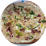 Aus dem vielfältigen Cafete⁵⁵-Angebot als heutige Empfehlung: Hausgemachter Flammkuchen 'Elsässer Art' mit Creme fraiche, Speck, Zwiebeln (2,3,4,19,51,81)