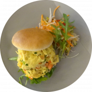 Frühstück in der cafete⁵⁵: 'Scrambled Egg-Burger' - frisches Rührei (zubereitet nach deinen Wünschen - auch vegan) im knusprigen Burgerbrötchen, (1,2,3,9,15,18,44,51,81,82,83), dazu ein Heißgetränk 0,2l 