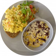 Frühstück in der cafete⁵⁵: 'Power Plate' - frisches Rührei auf Vollkornbrot, eine Schale Müsli (1,3,9,18,20,23,71,72,44,81,82,83,84), dazu ein Heißgetränk 0,2l (dieses Angebot ist auch komplett vegan erhältlich)