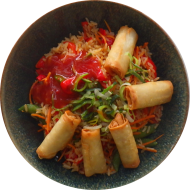 Bunte Gemüse-Paella mit Paprika, Möhre und Zuckerschoten dazu 5 Minifrühlingsrollen (18,49,81) und süß-scharfer Asia-Dip (9,49)