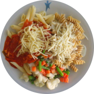 Pastabar (81) mit Käse-Kräuter-Soße (1,19,62,81) oder Tofubolognese (18,21,49,62,81) dazu geriebener Gouda (19) oder Reiberei (1) und buntes Gemüse