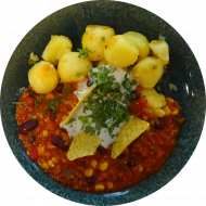 Chili sin Carne (Erbsenprotein-Basis) mit Paprika, Kidneybohnen, Mais, Tomaten on Top Tortillachips und Koriander (1,3,18,49,81) dazu Kräuter-Chili-Kartoffeln